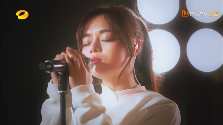 【纯享】#黄霄雲 演唱《你的答案》：极具爆发力的嗓音冲破黑暗，唱出追寻希望的坚定信念   歌手·当打之年   Singer2020 EP3   Mango TV.mp4